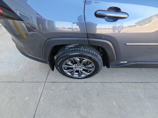 Used 2022 Toyota RAV4 XLE Premium image 10