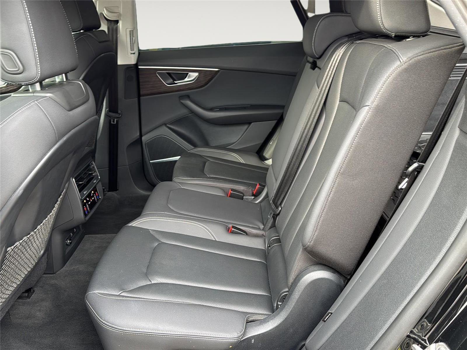 Used 2022 Audi Q8 Premium Plus w/ Premium Plus Package image 24