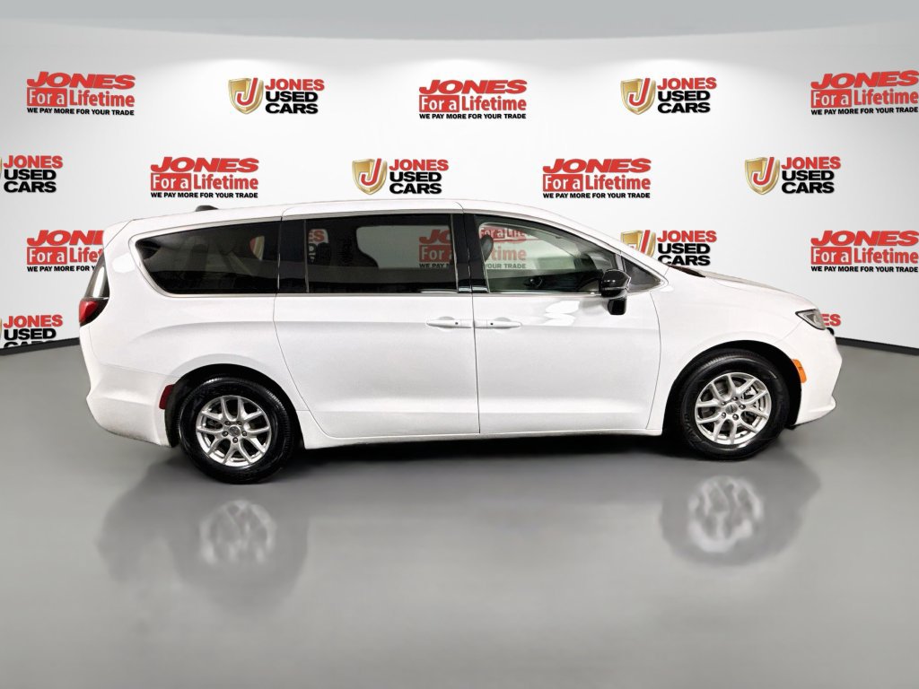Used 2024 Chrysler Pacifica Touring-L FWD image 16