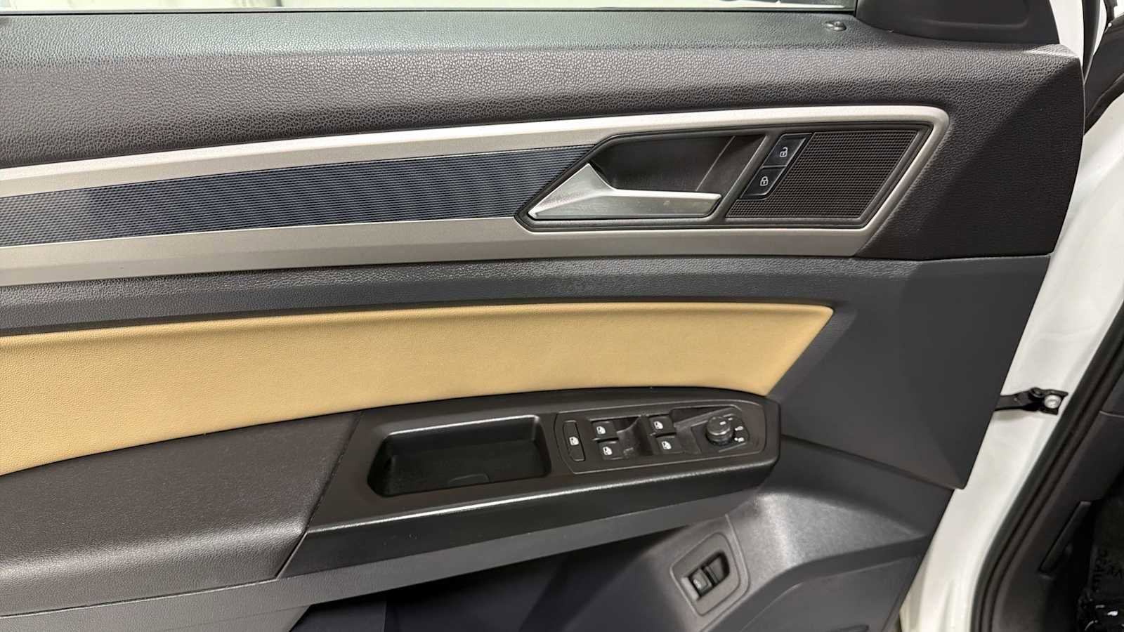 Used 2020 Volkswagen Atlas Cross Sport SE image 15