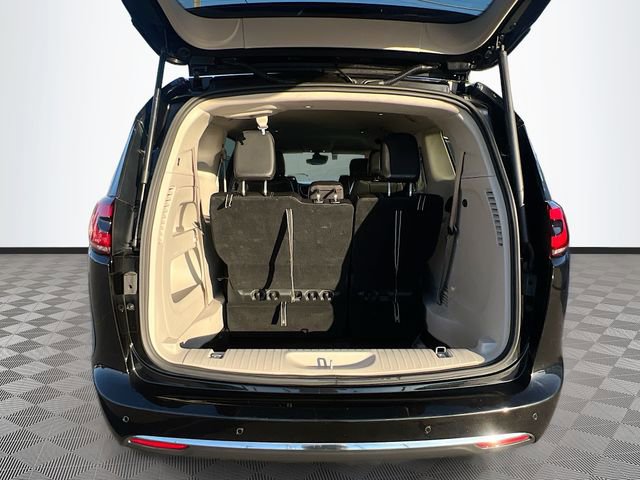 Used 2024 Chrysler Pacifica Touring-L image 24