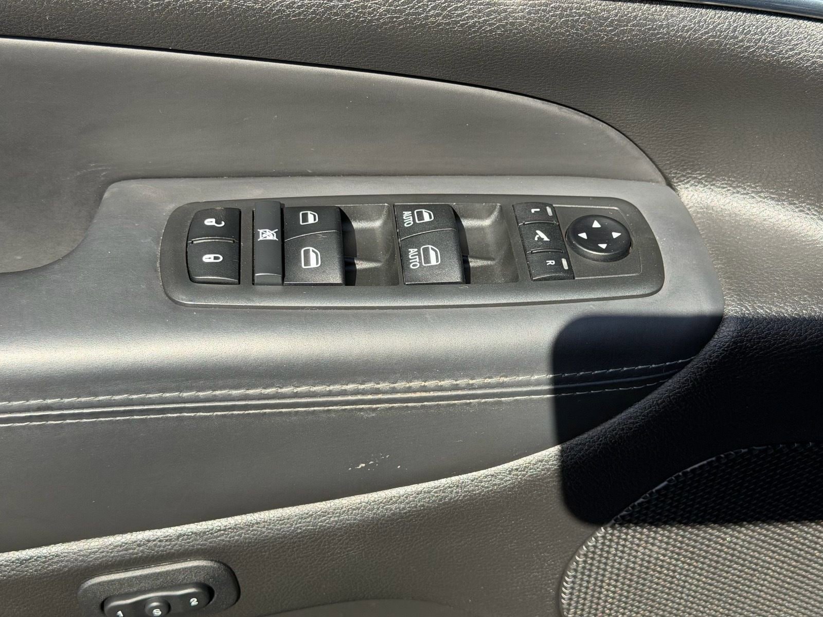 Used 2019 Jeep Grand Cherokee Overland AWD/4WD image 19