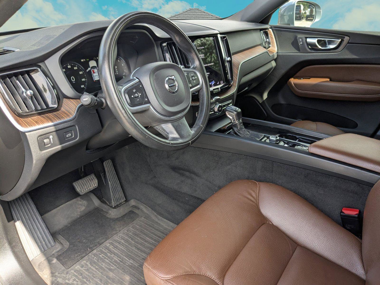 Used 2021 Volvo XC60 T5 Momentum w/ Advanced Package AWD/4WD image 6