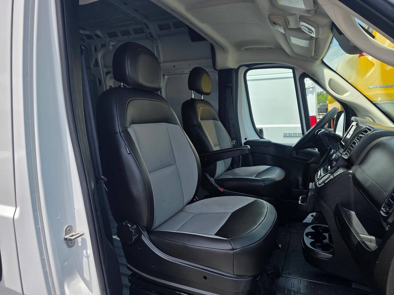 Used 2025 RAM ProMaster 2500 w/ Convenience Group FWD image 9