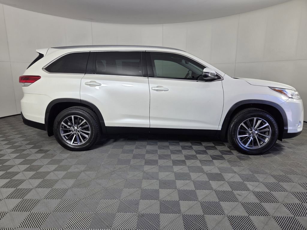 Used 2019 Toyota Highlander SE image 3