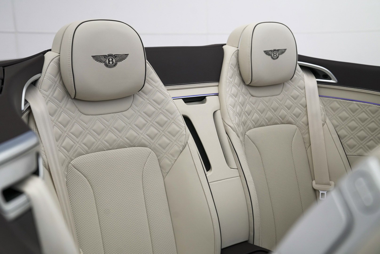 Used 2023 Bentley Continental GT Azure image 40