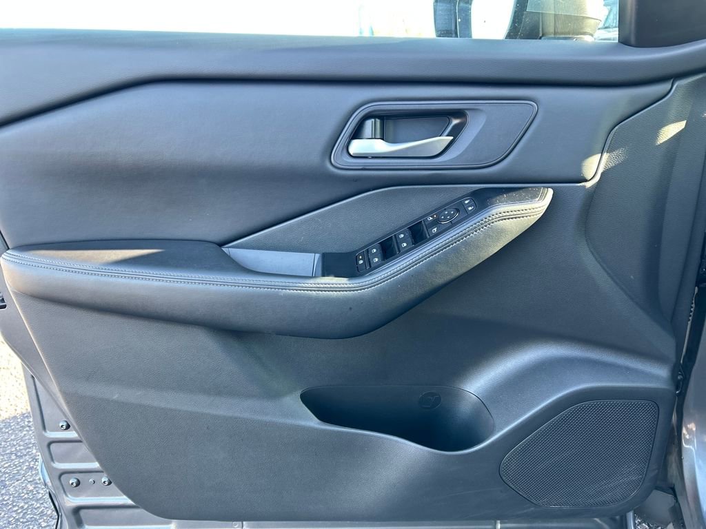 Used 2024 Nissan Rogue SV image 12