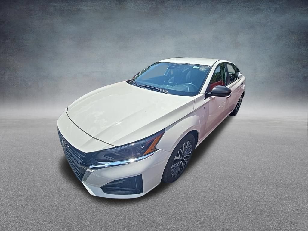 Used 2025 Nissan Altima 2.5 SV FWD image 3