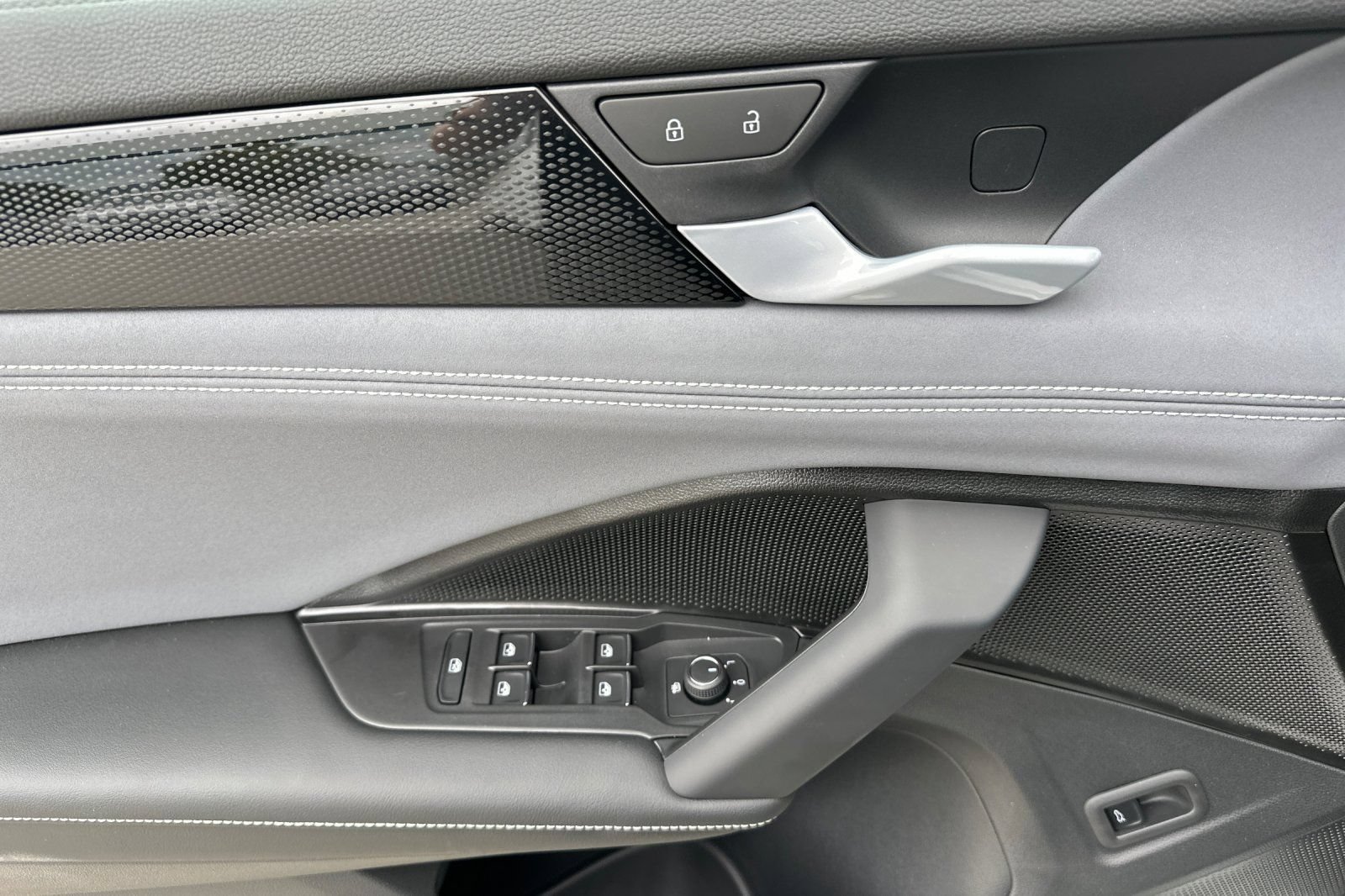 New 2026 Volkswagen Tiguan SE AWD/4WD image 11