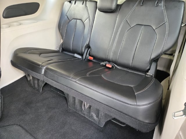 Used 2024 Chrysler Pacifica Touring-L FWD image 32