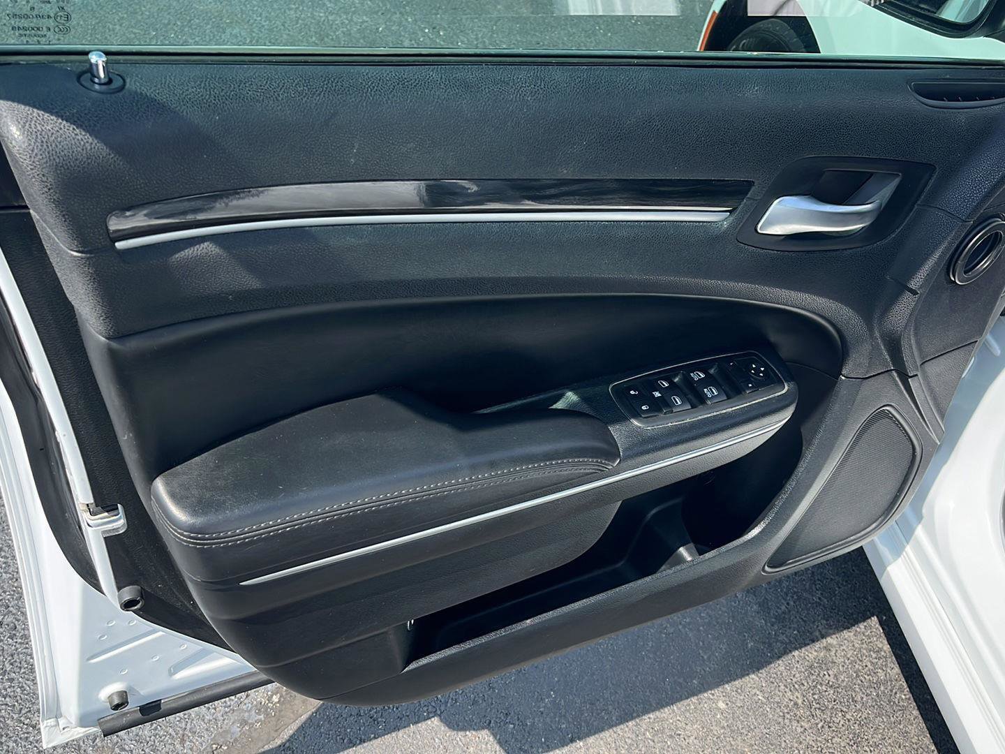 Used 2017 Chrysler 300 Limited w/ Value Package RWD image 19