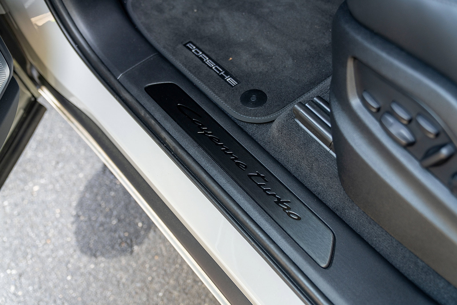 Used 2025 Porsche Cayenne Turbo image 18