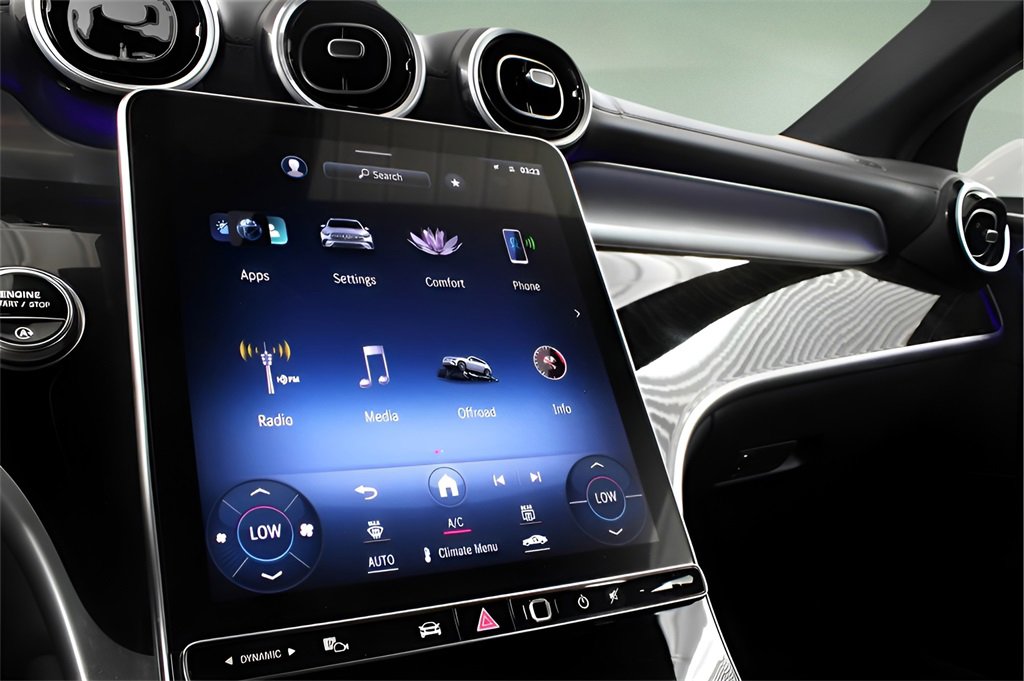 Used 2024 Mercedes-Benz GLC 300 4MATIC image 24