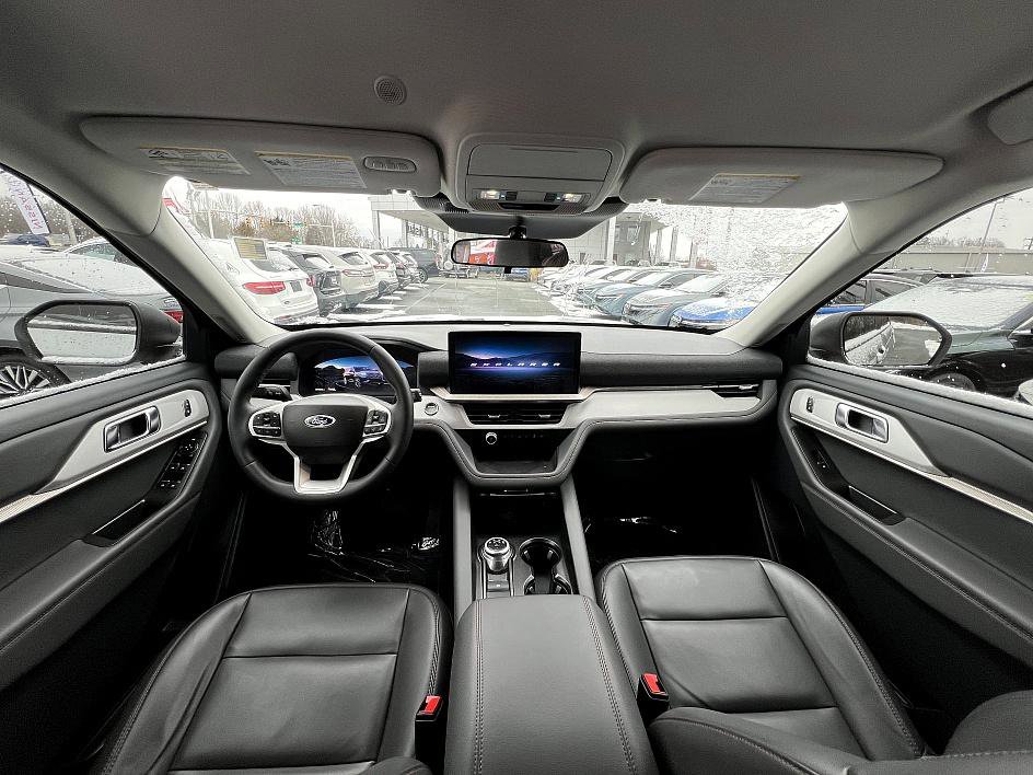 Used 2025 Ford Explorer Active w/ Active Comfort Package image 17