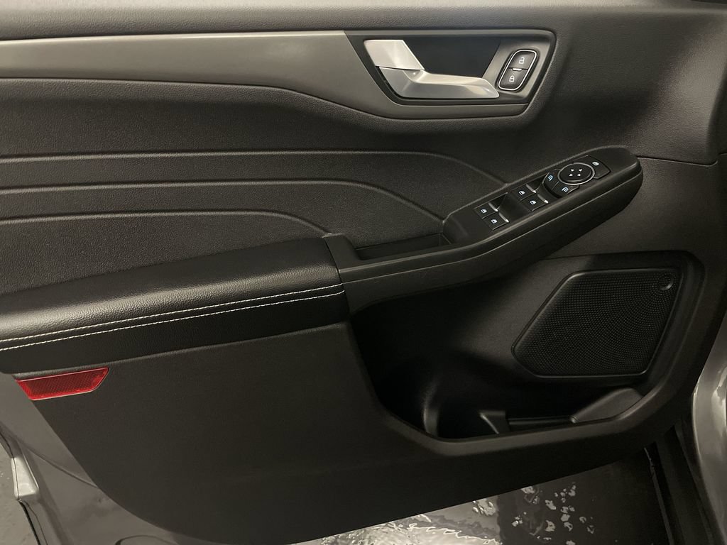 Used 2025 Ford Escape SE FWD image 16