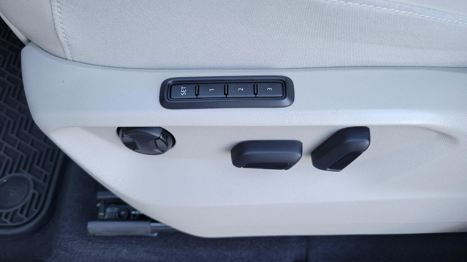 Used 2019 Volkswagen Atlas SEL Premium image 30