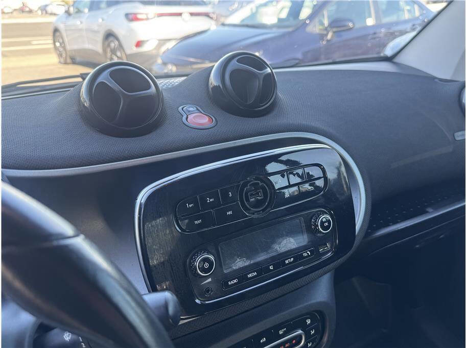 Used 2017 smart fortwo passion image 23