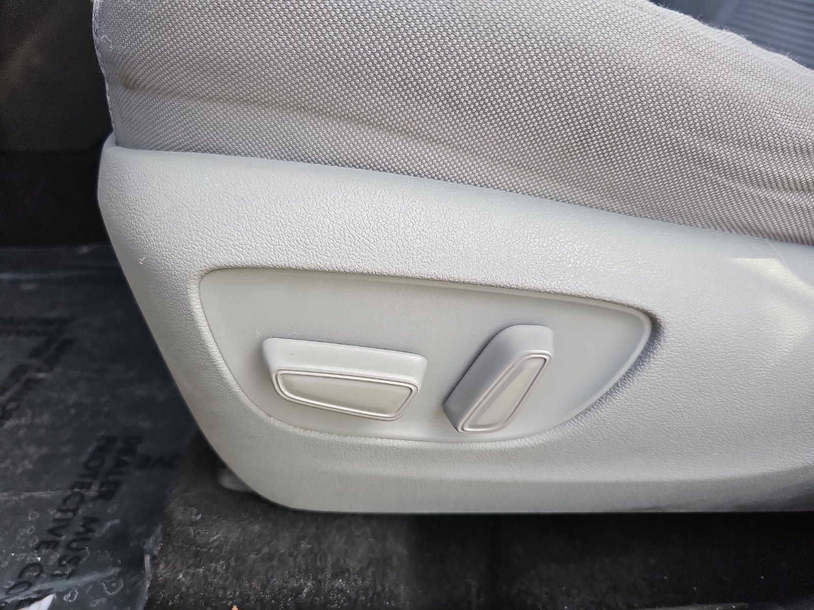 Used 2023 Toyota Highlander L FWD image 32
