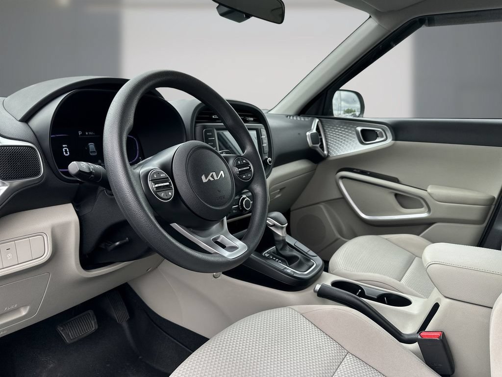 Used 2025 Kia Soul LX w/ LX Technology Package FWD image 12