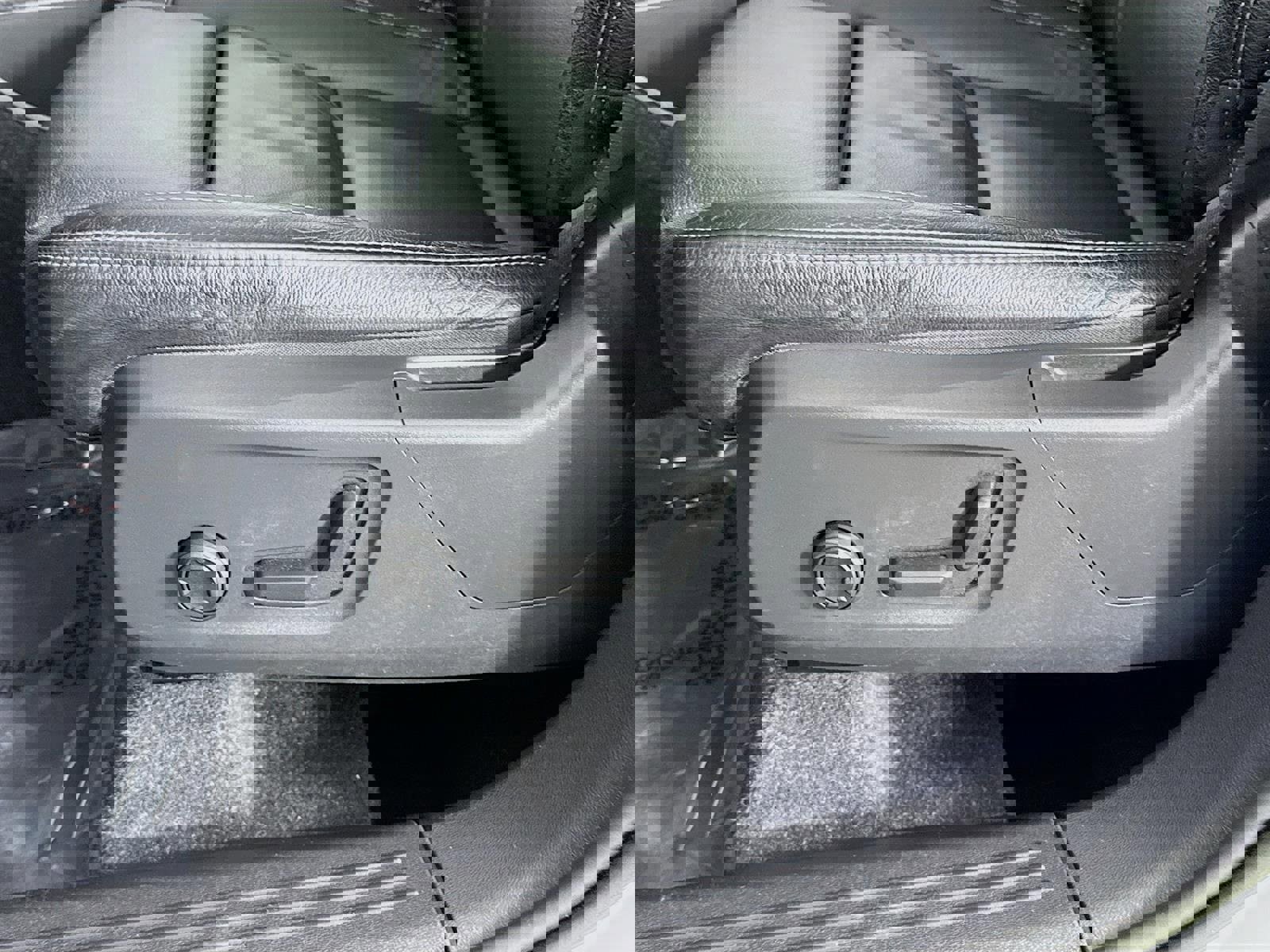 Used 2023 Volvo XC40 B4 Plus w/ Driver Assist Package image 22