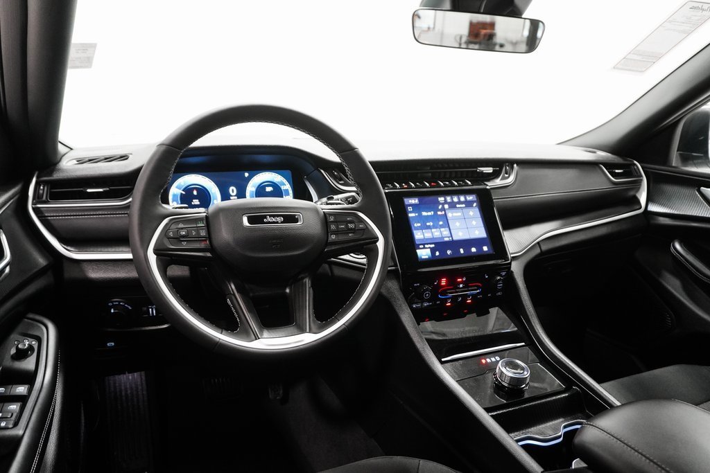 Certified 2025 Jeep Grand Cherokee Laredo w/ Luxury Tech Group I image 18