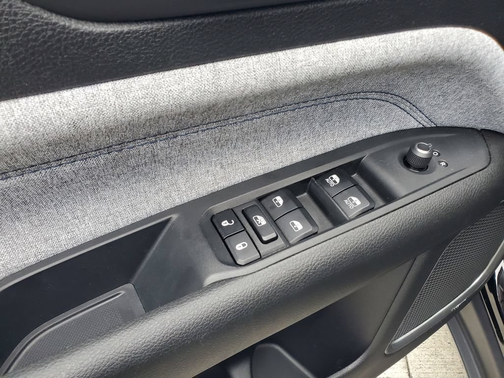 Used 2023 Jeep Compass Latitude AWD/4WD image 18