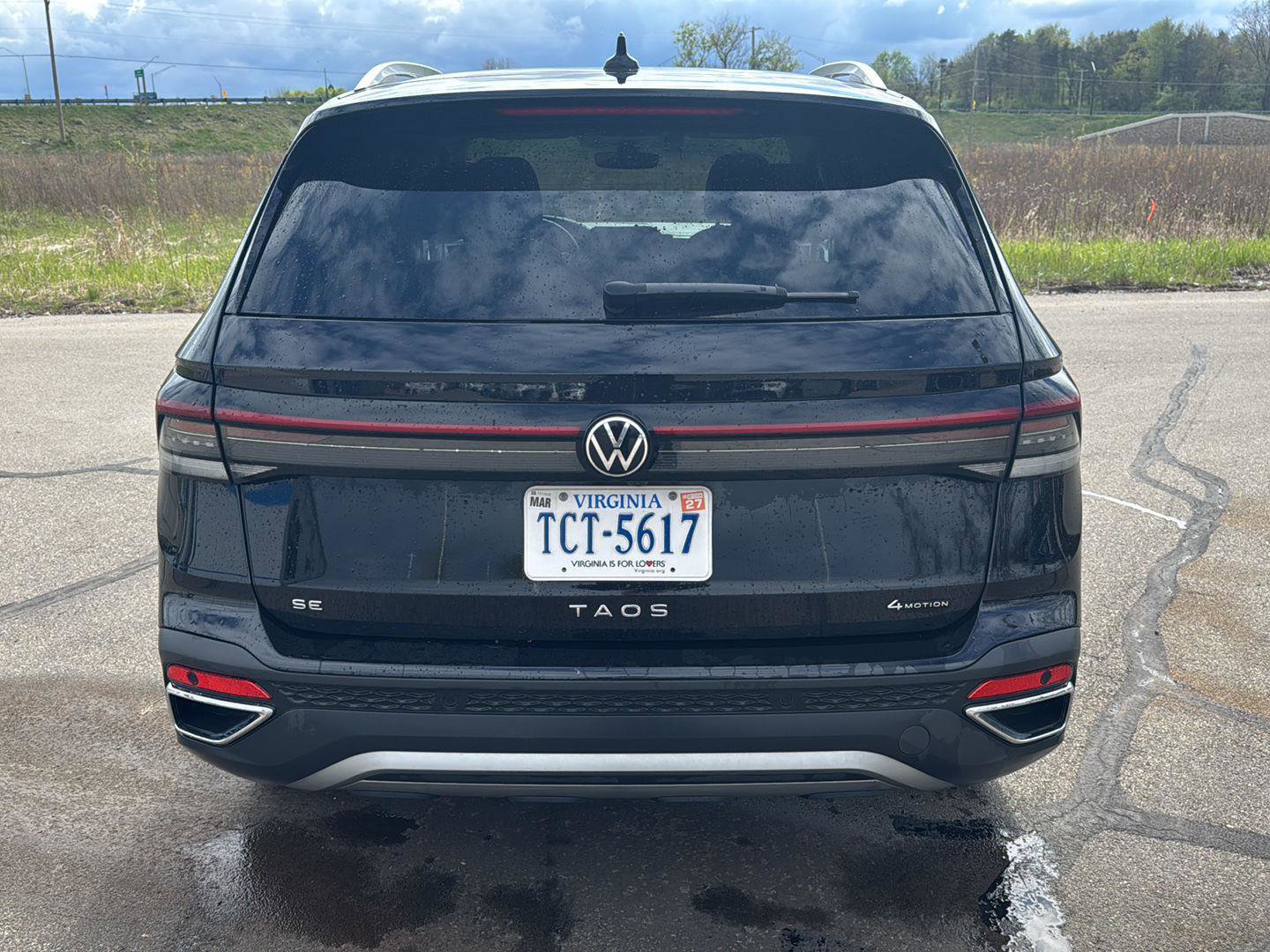 Used 2025 Volkswagen Taos SE AWD/4WD image 4