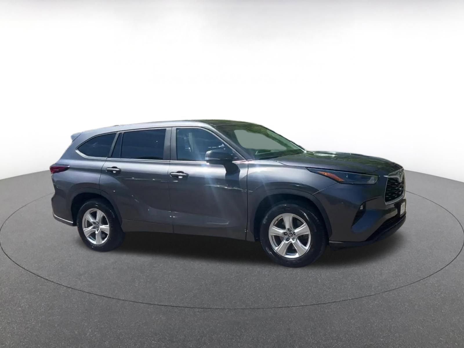 Used 2025 Toyota Highlander LE FWD image 2