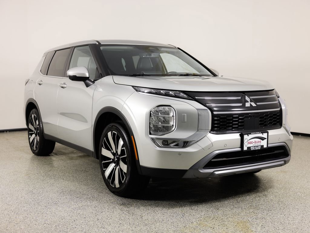 Used 2025 Mitsubishi Outlander SE image 10