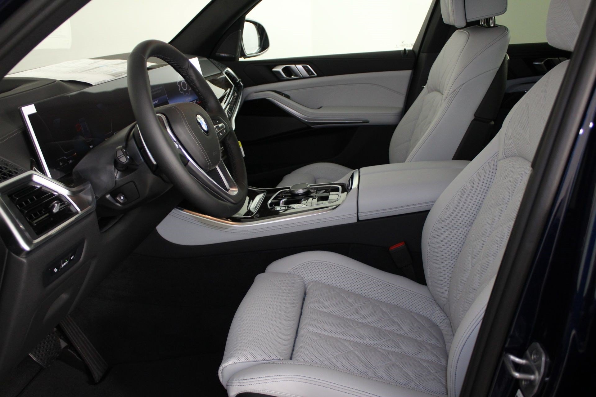 Used 2026 BMW X5 sDrive40i w/ Climate Comfort Package RWD image 5
