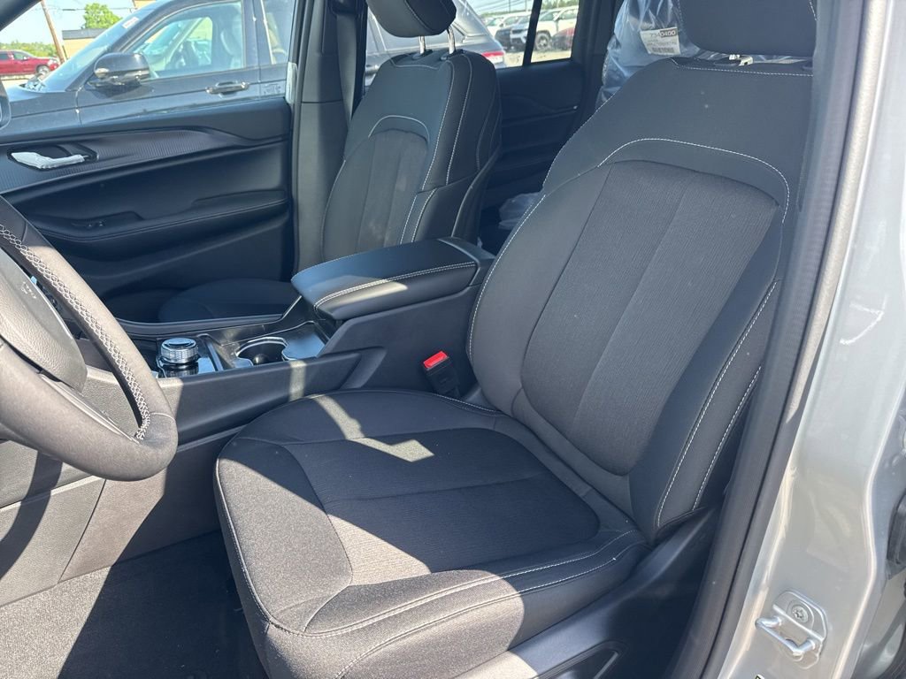 Used 2025 Jeep Grand Cherokee Laredo w/ Luxury Tech Group I image 12