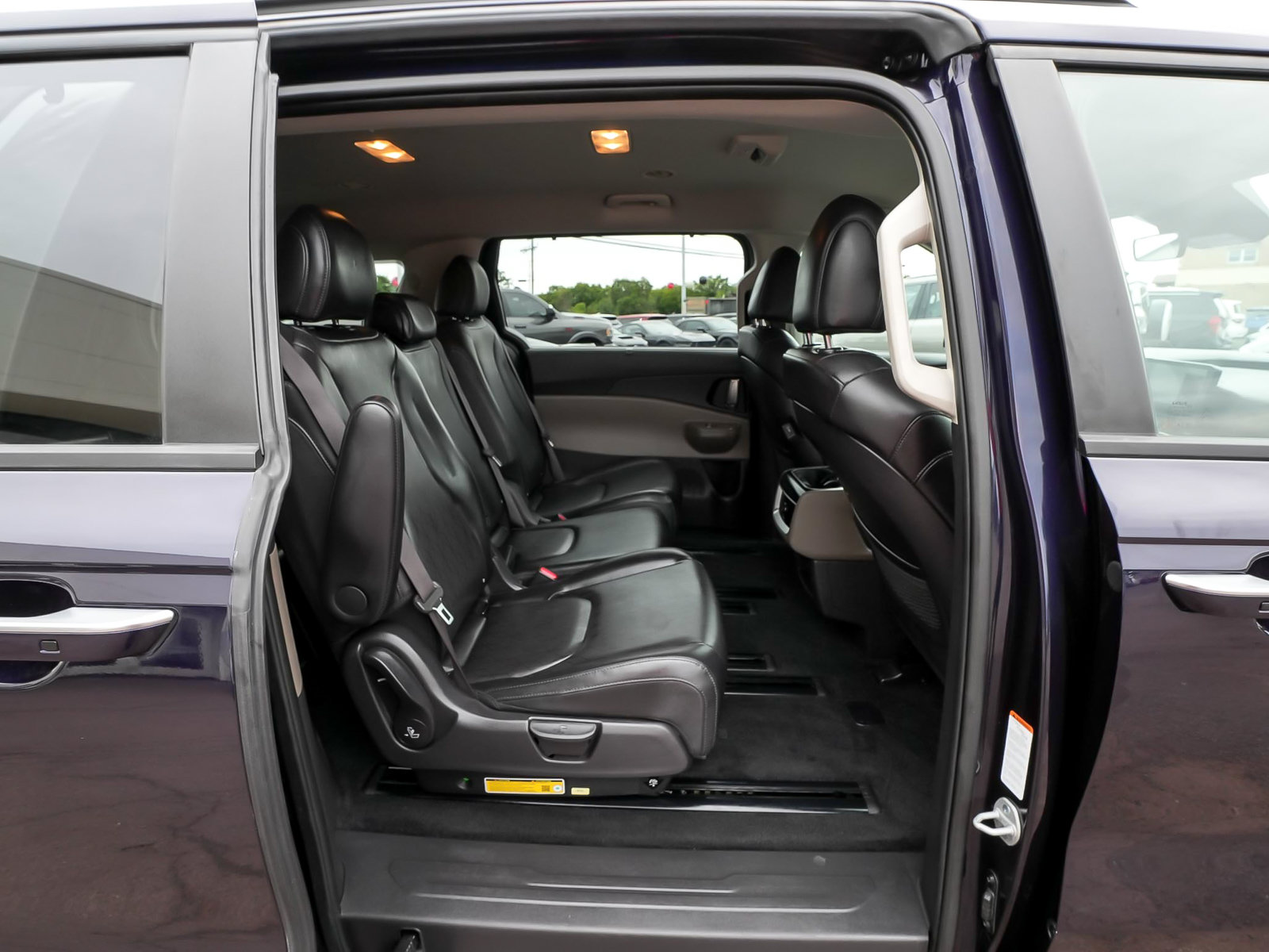 Used 2025 Kia Carnival EX FWD image 41