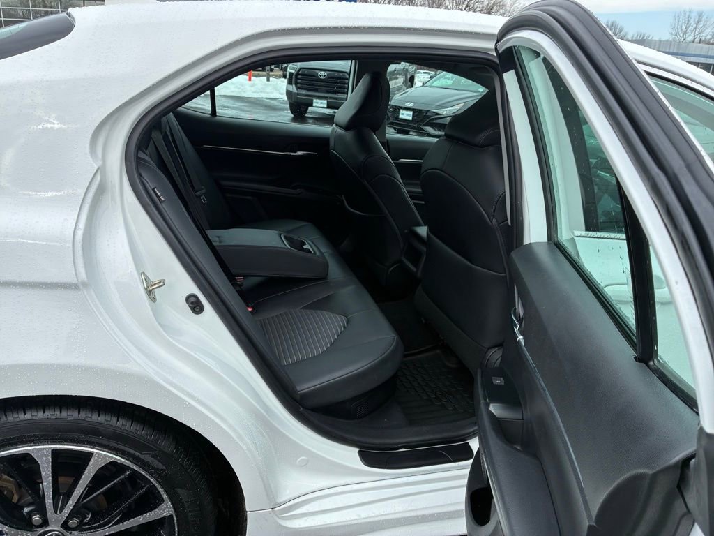 Used 2020 Toyota Camry SE w/ Sunroof Package image 20