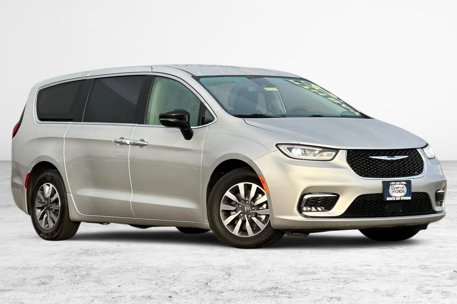 Used 2024 Chrysler Pacifica Select image 2