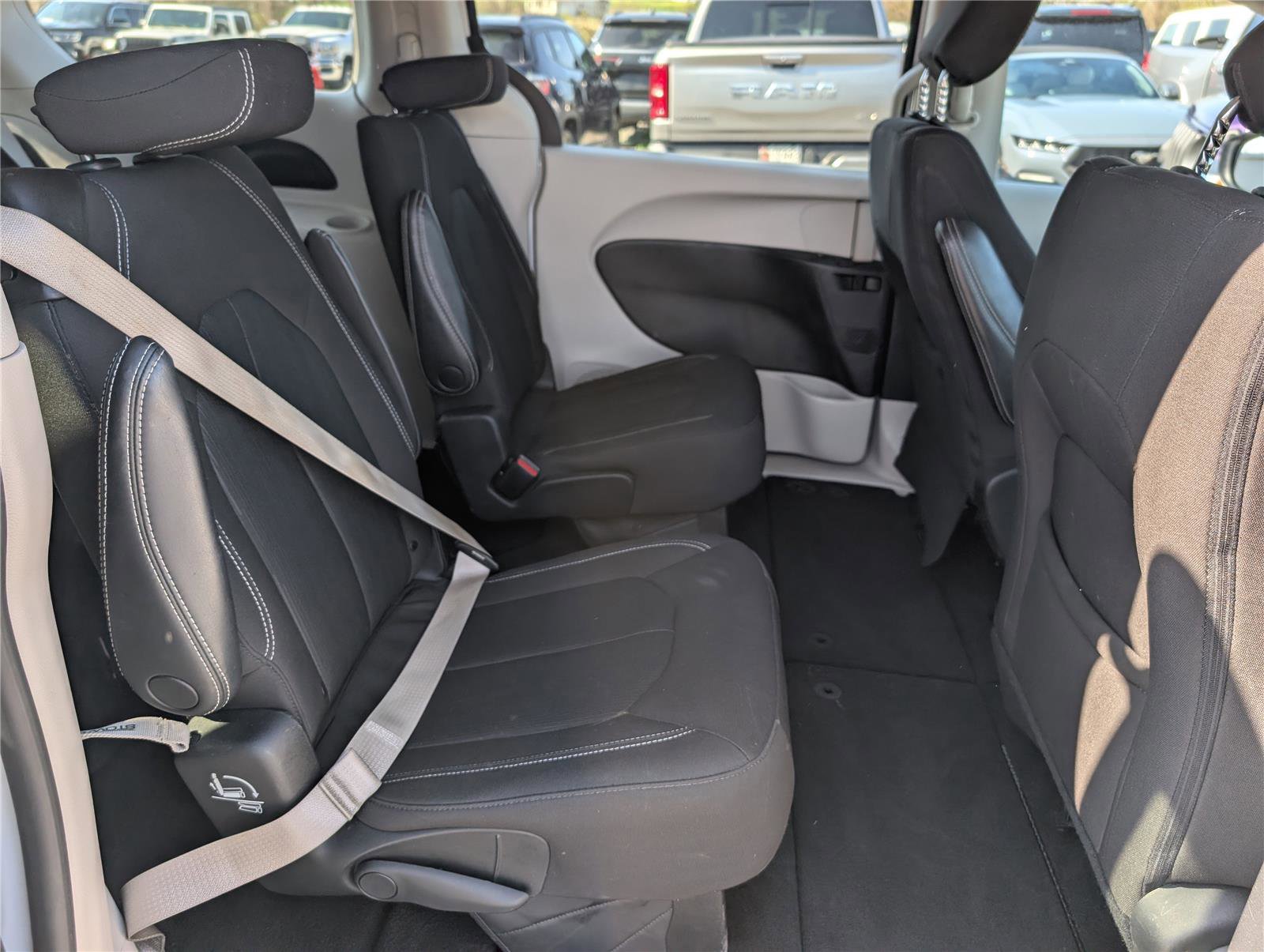 Used 2023 Chrysler Voyager LX image 11