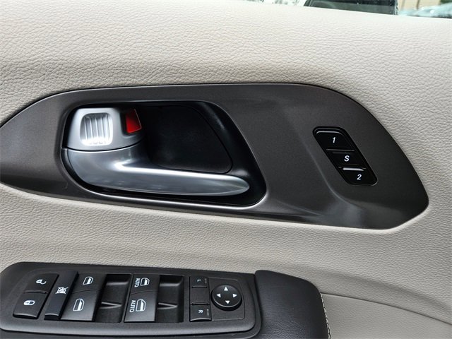 Used 2024 Chrysler Pacifica Touring-L image 17
