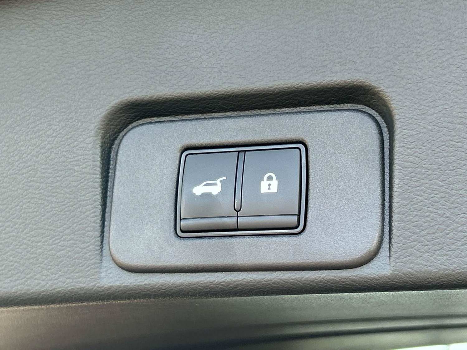 Used 2025 Nissan Rogue SV AWD/4WD image 16
