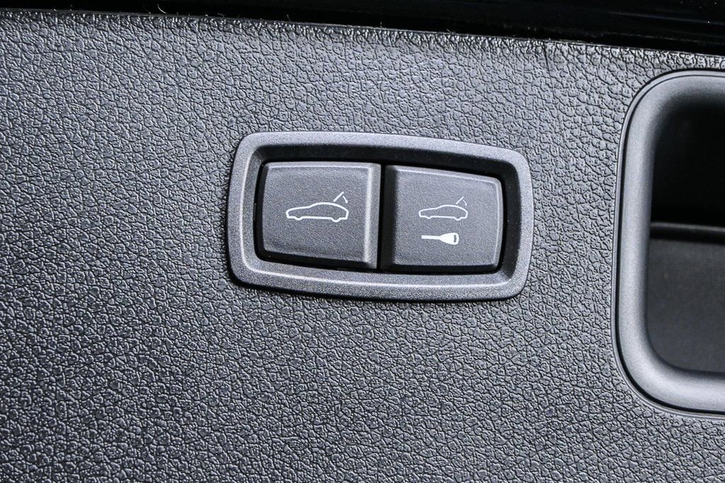 Certified 2026 Porsche Macan AWD/4WD image 34