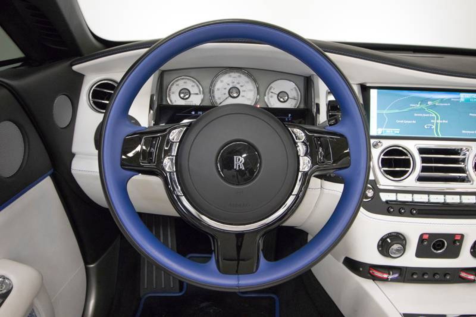 Used 2017 Rolls-Royce Dawn image 32