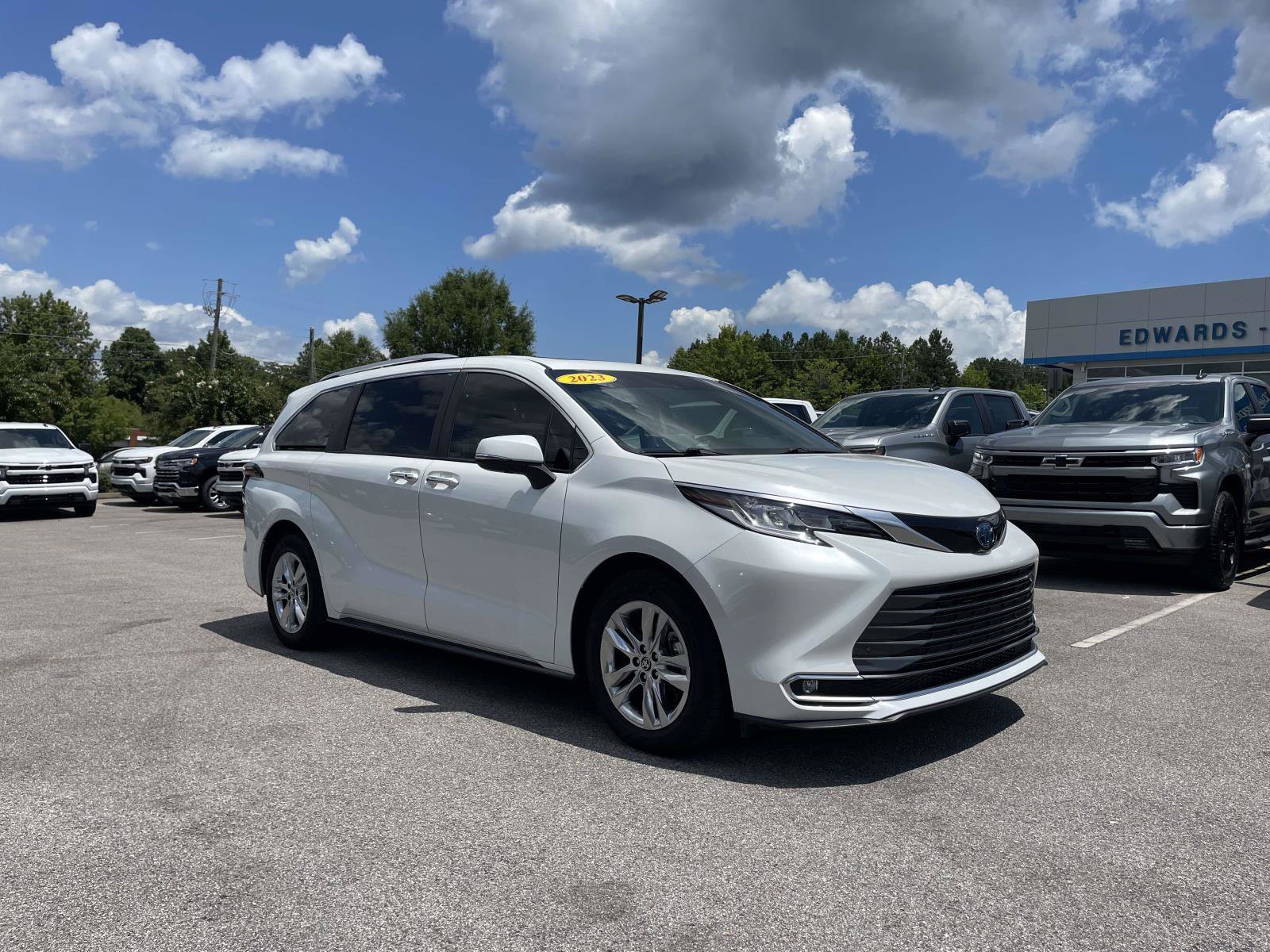 Used 2023 Toyota Sienna Limited FWD video 1