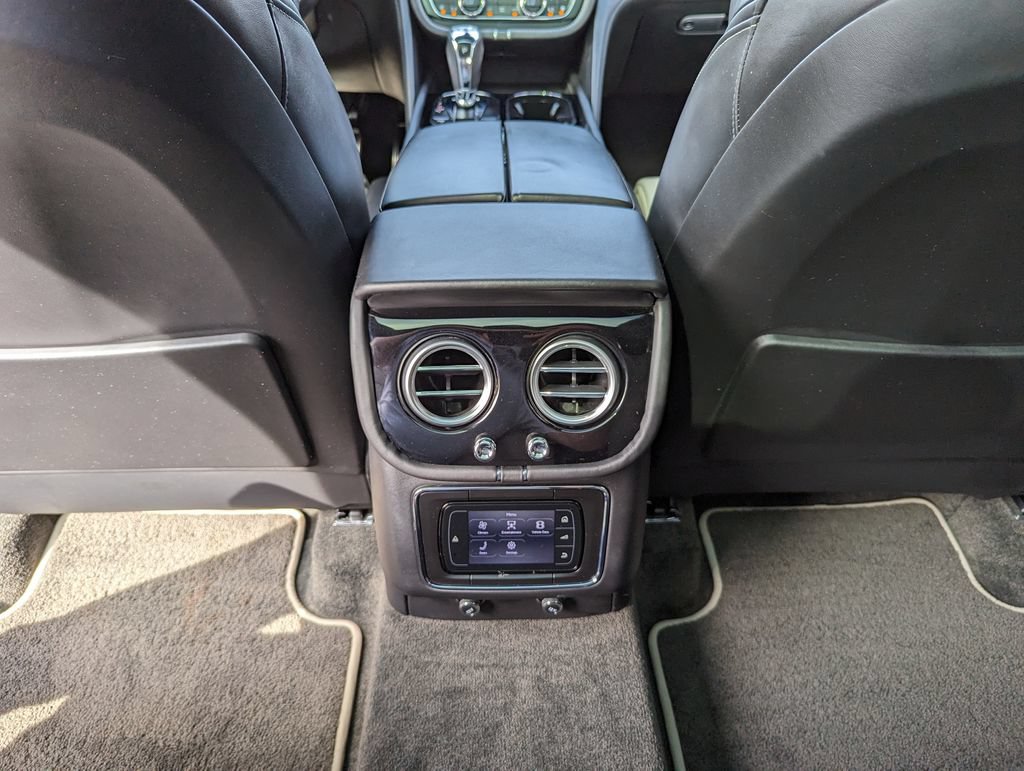 Used 2018 Bentley Bentayga AWD/4WD image 40