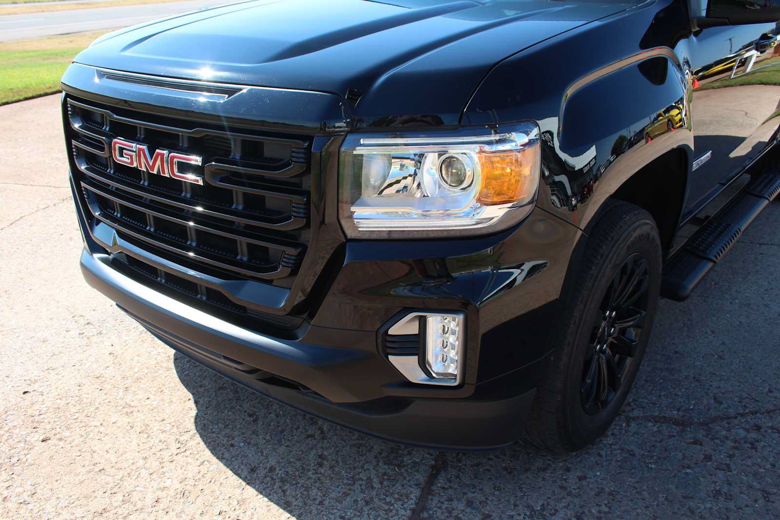 Used 2022 GMC Canyon Elevation w/ Elevation Premium Package AWD/4WD image 5