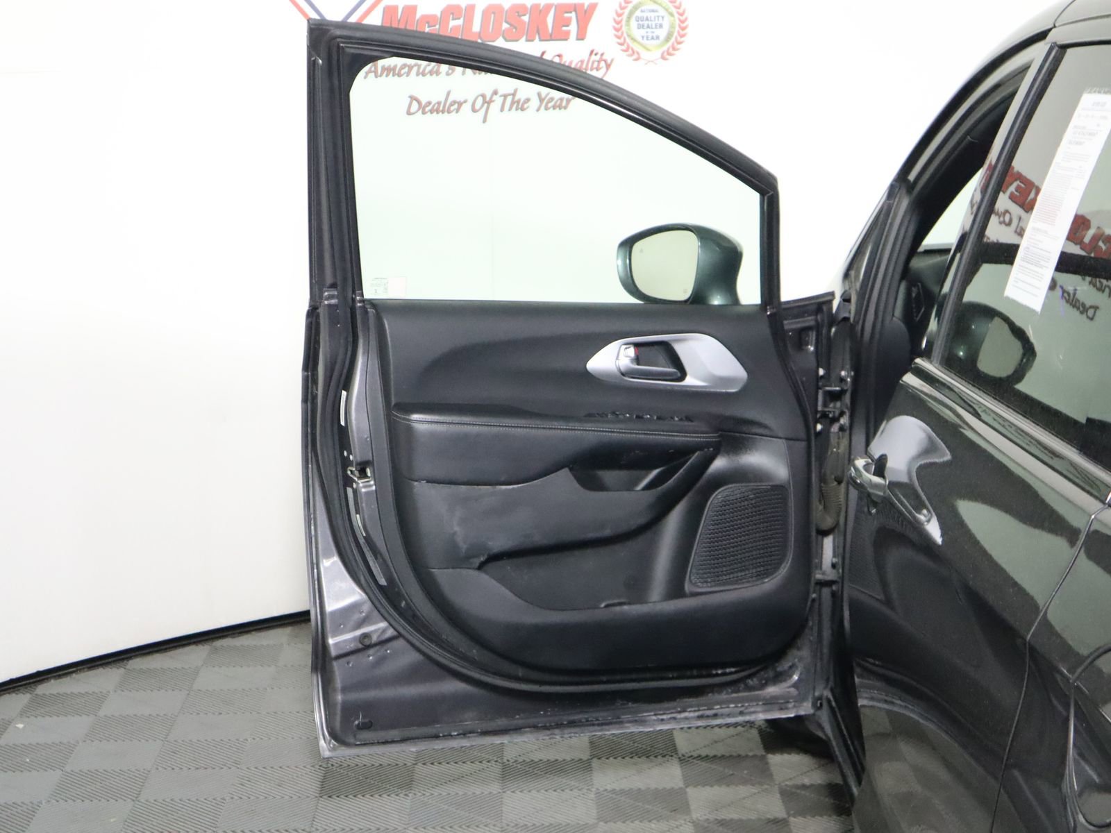 Used 2018 Chrysler Pacifica Touring Plus w/ S Appearance Package FWD image 23