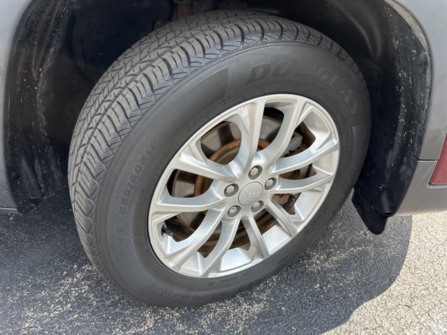 Used 2019 Jeep Cherokee Latitude w/ Popular Appearance Group image 9