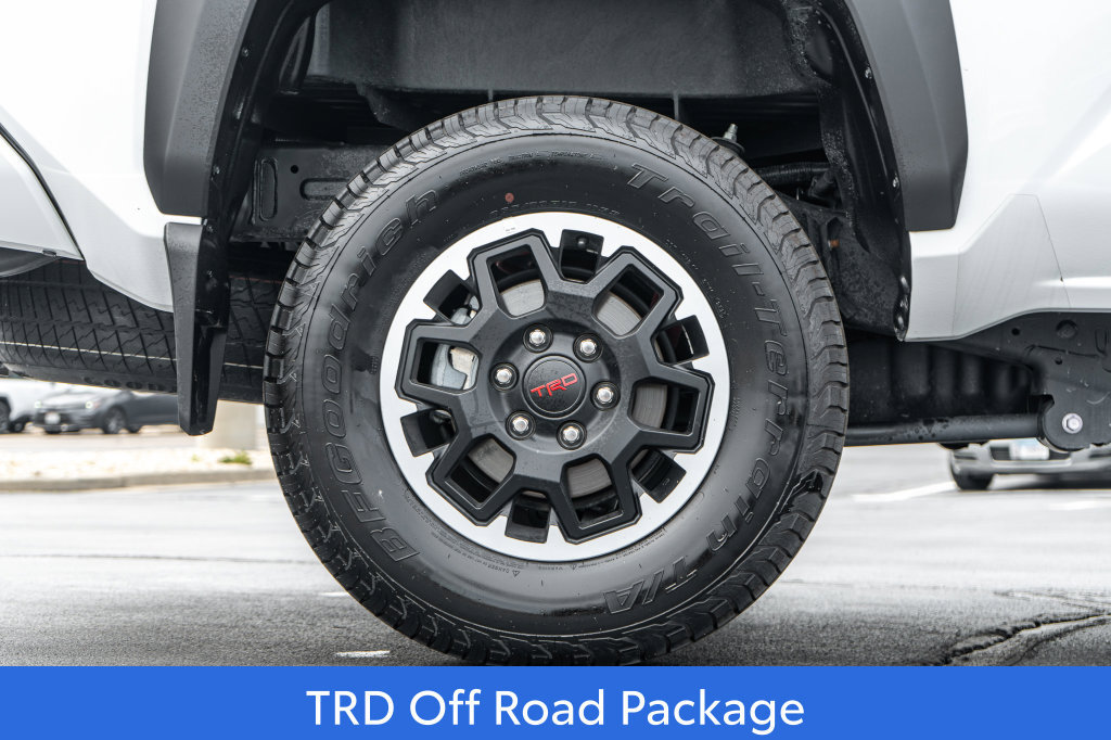 Certified 2025 Toyota Tacoma TRD Off-Road AWD/4WD image 9