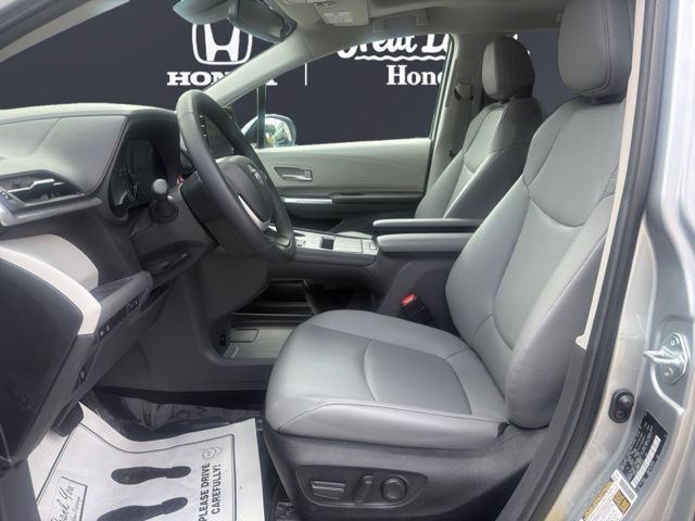Used 2024 Toyota Sienna XLE w/ XLE Plus Package AWD/4WD image 9