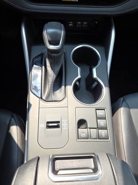 Used 2023 Toyota Highlander XLE AWD/4WD image 19