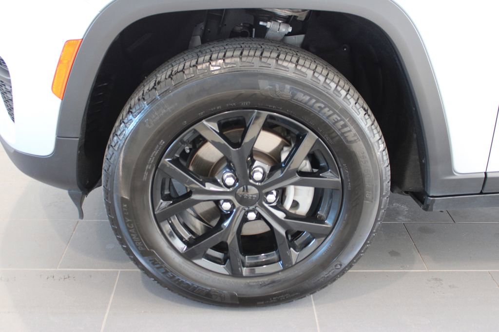 Used 2025 Jeep Grand Cherokee Altitude image 28