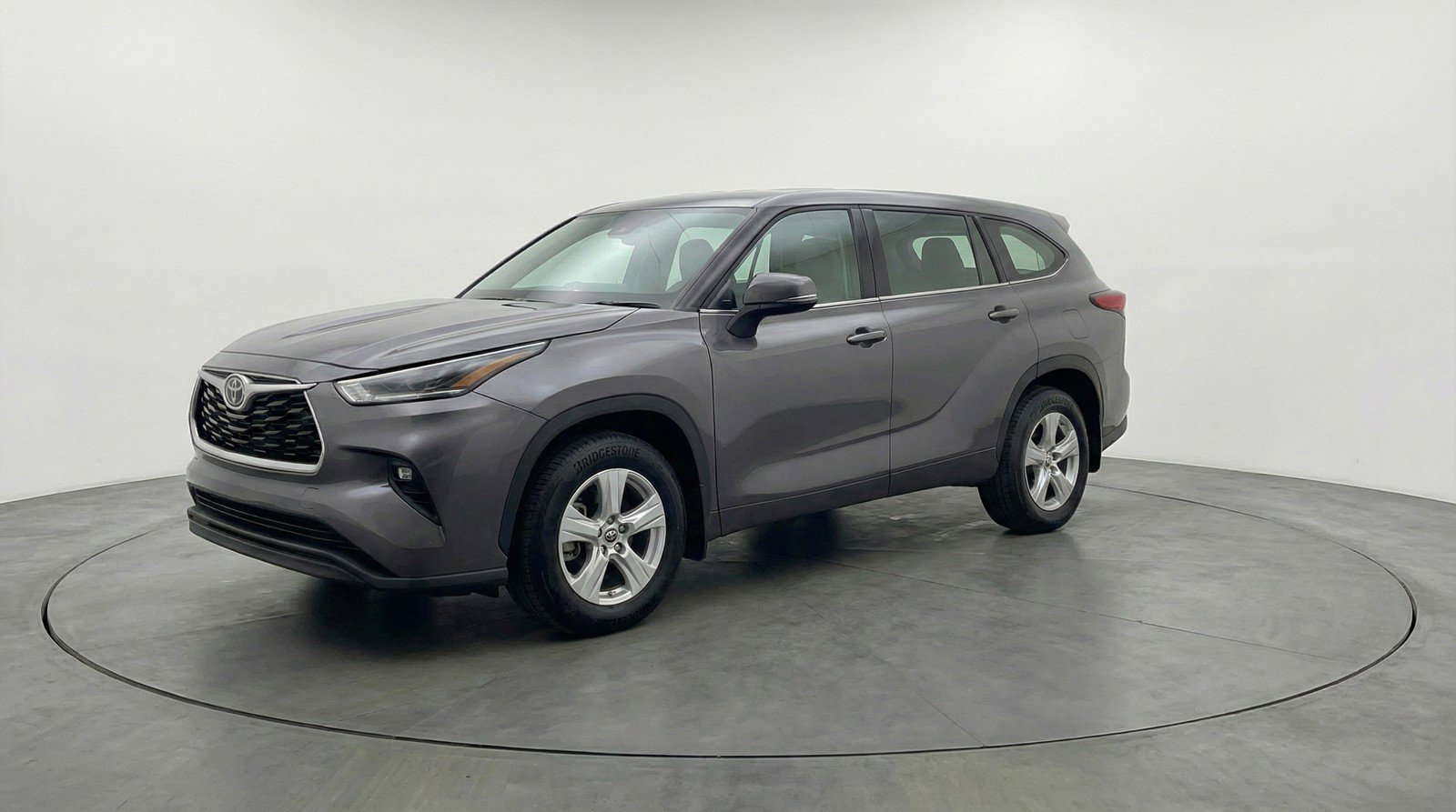 Used 2025 Toyota Highlander LE FWD image 3