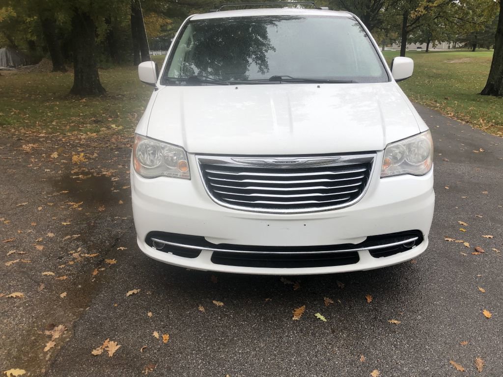 Used 2014 Chrysler Town & Country Touring image 16